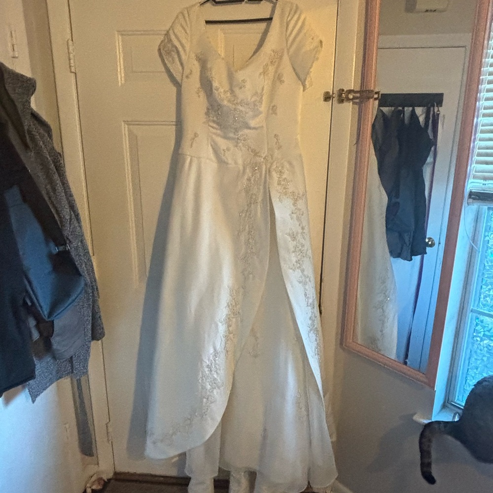Elegant White Embroidered Dress Size 18/20